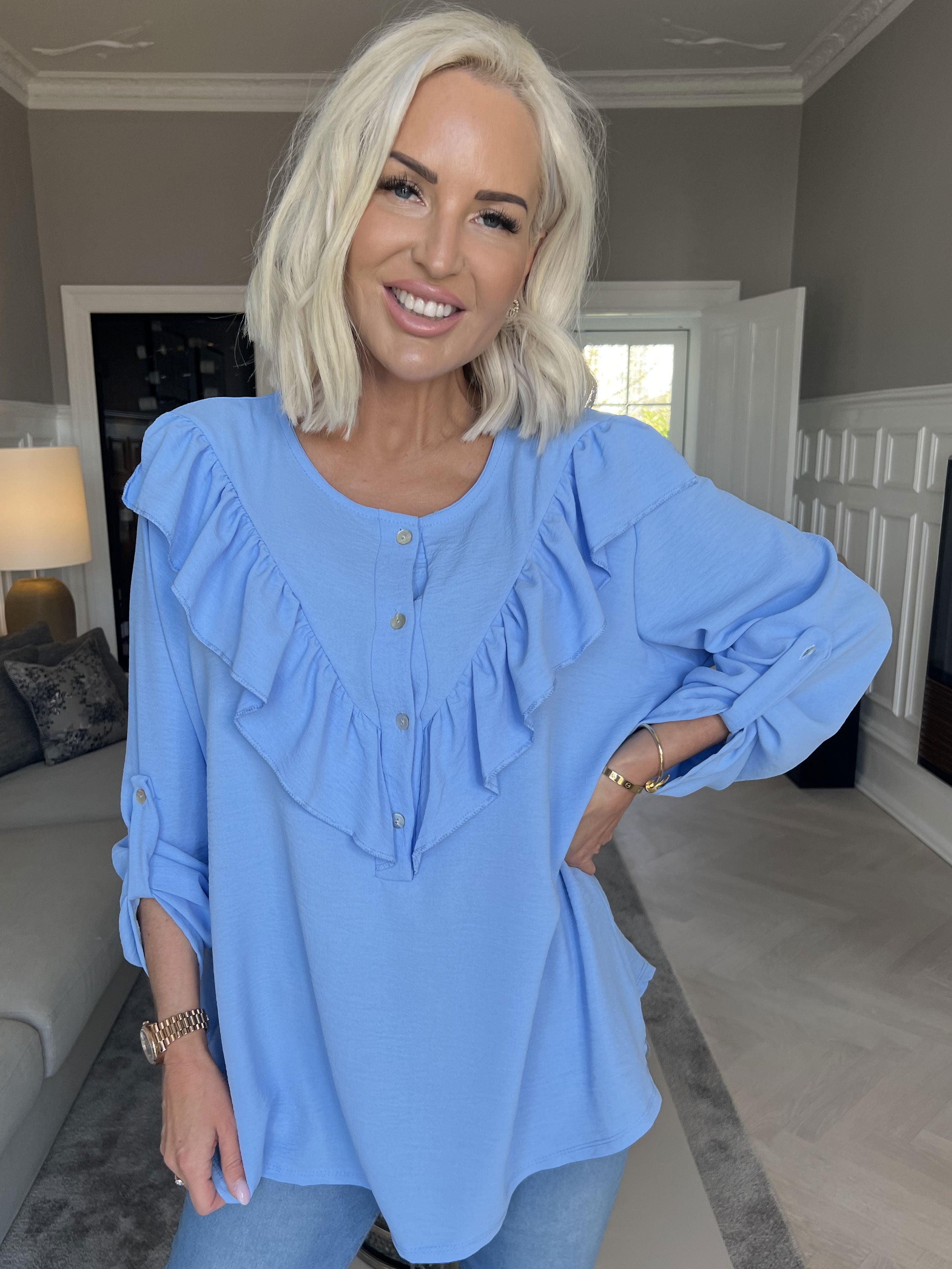 Nicola - Sød bluse med flæser og knapper